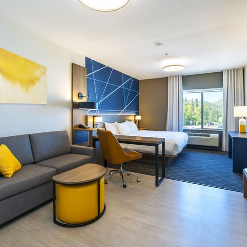 Comfort Suites Kelowna Junior King Suite with Sofa Bed